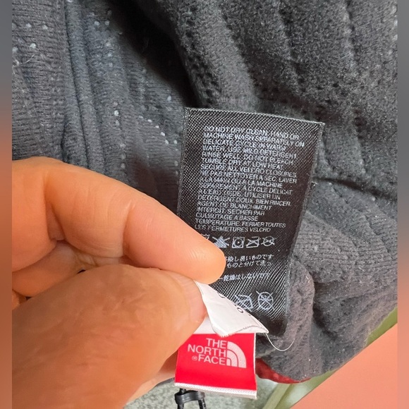 The North Face Red Padded Jacket with Gray Trim – Vintage Style – Size Medium. - Picture 14 of 17